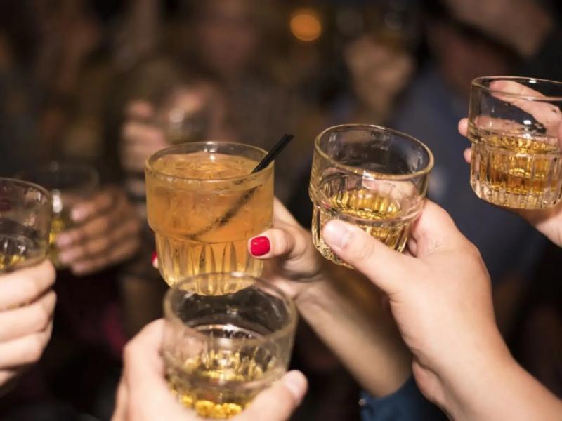 Ελούντα: Στο νοσοκομείο 15χρονος από υπερβολική κατανάλωση αλκοόλ – Δύο συλλήψεις