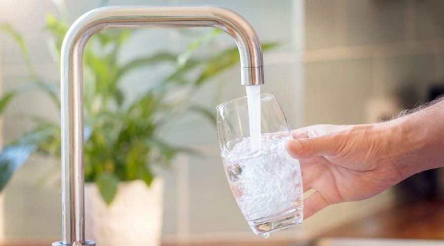 Επικίνδυνα χλιαρό το νερό της βρύσης στους καύσωνες