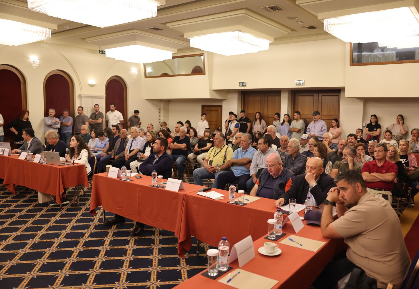 «Ας φέρουν τα ΜΑΤ, ας φέρουν τον στρατό, η δομή μεταναστών δεν θα γίνει» – Οργή των κατοίκων των Μαλάδων στο Περιφερειακό Συμβούλιο