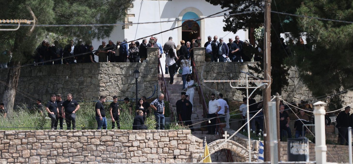 Χώνος Μυλοποτάμου: Σπαρακτικό αντίο στον 20χρονο Νικήτα που δολοφονήθηκε στην Αμμουδάρα (φωτογραφίες)