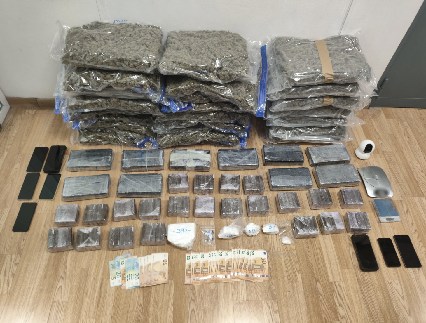 Τρεις συλλήψεις για κατοχή και διακίνηση μεγάλης ποσότητας κοκαΐνης και κάνναβης στην Αττική