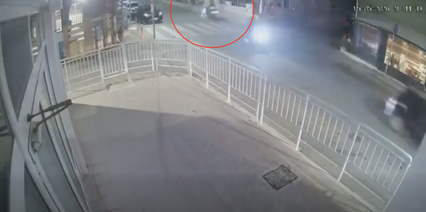 Σοβαρό τροχαίο στις Γούρνες: Βίντεο από παράσυρση πεζής από δίκυκλο