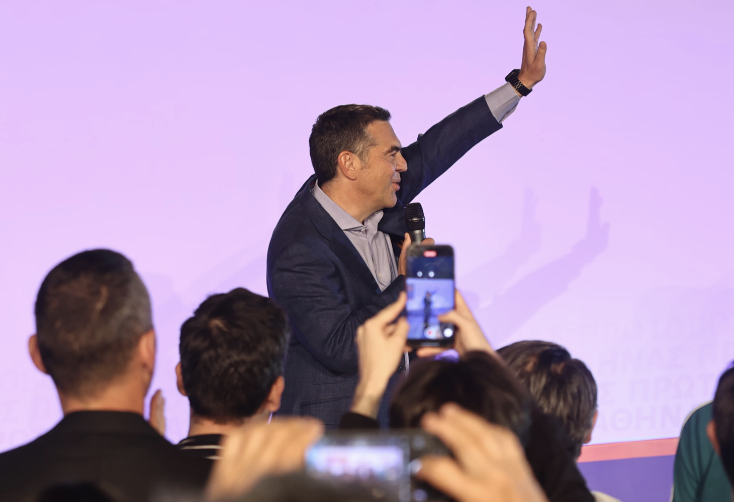 Η επιστροφή που «αναστατώνει την ελληνική πολιτική σκηνή» – Οι πρωτοβουλίες Τσίπρα «ταξιδεύουν» εκτός συνόρων