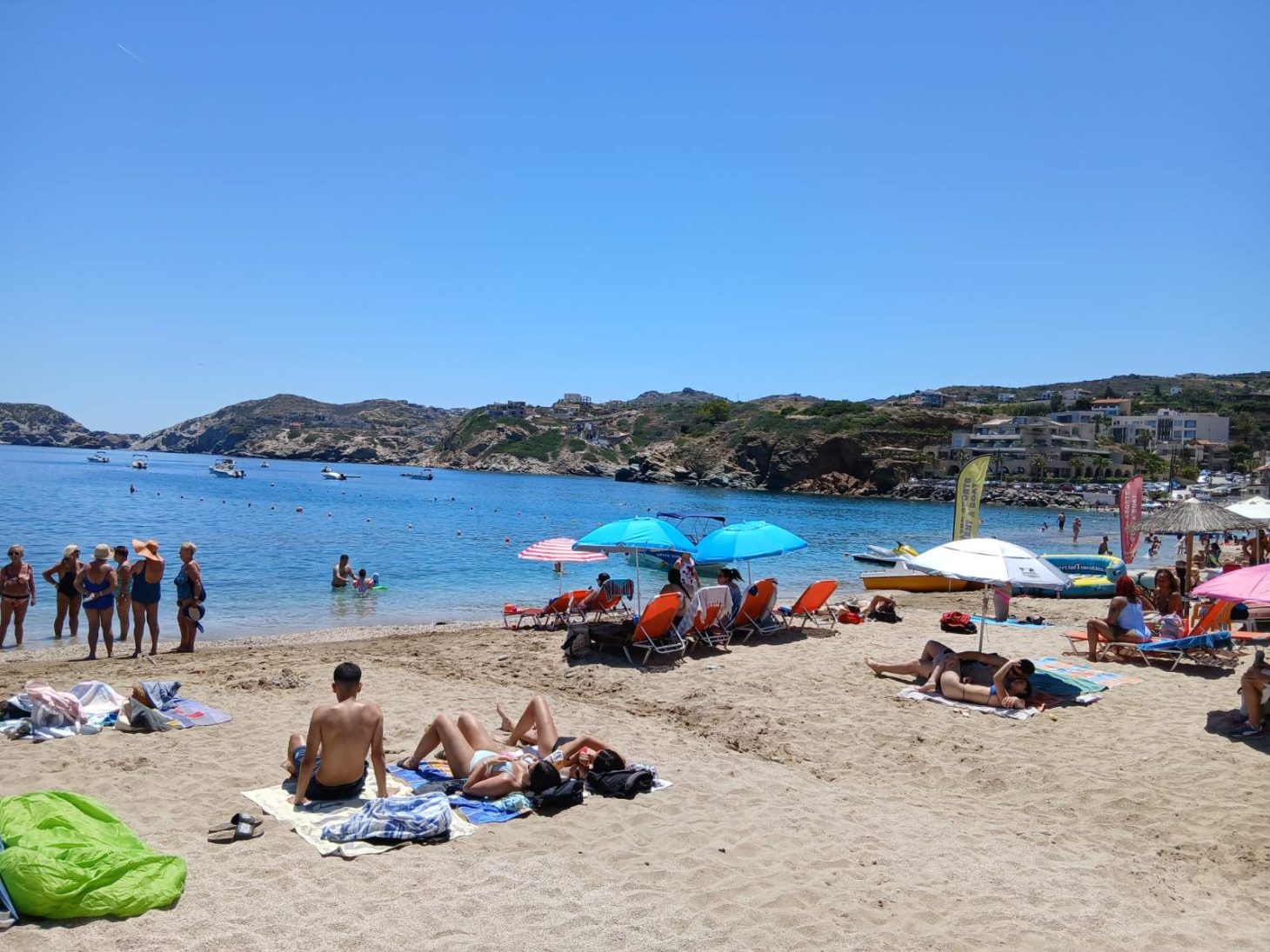 Πλημμύρισαν τις παραλίες όσοι δεν έφυγαν για το τριήμερο του Αγίου Πνεύματος – Δείτε βίντεο και φωτογραφίες