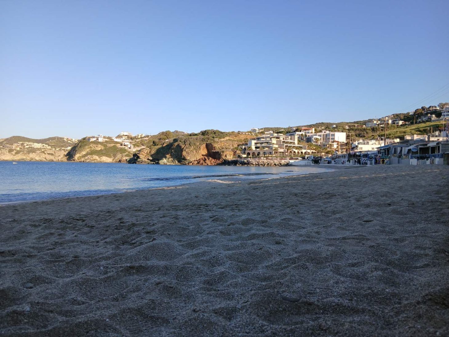 Αγία Πελαγία: Παραλίες χωρίς ομπρέλες και ναυαγοσώστες λόγω γραφειοκρατίας – SOS από τους επαγγελματίες