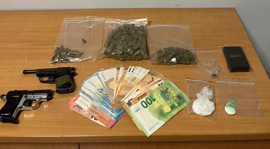 Κοκαΐνη, κάνναβη και όπλα έκρυβε 24χρονος αλλοδαπός