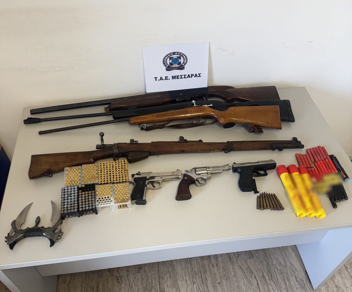 Μίνι-οπλοστάσιο εντοπίστηκε στη Μεσαρά – Χειροπέδες σε τρία άτομα