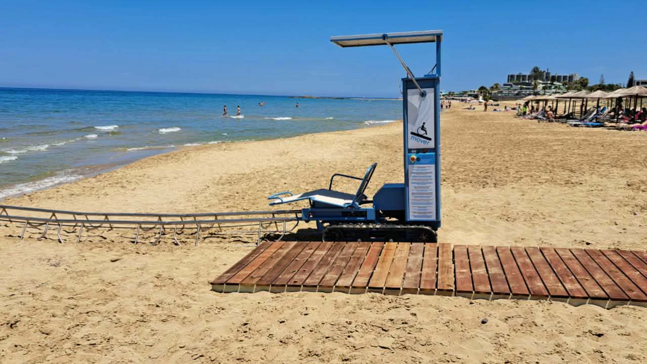 Προσβάσιμες παραλίες για όλους στη Χερσόνησο – Σε λειτουργία νέα συστήματα Seatrac
