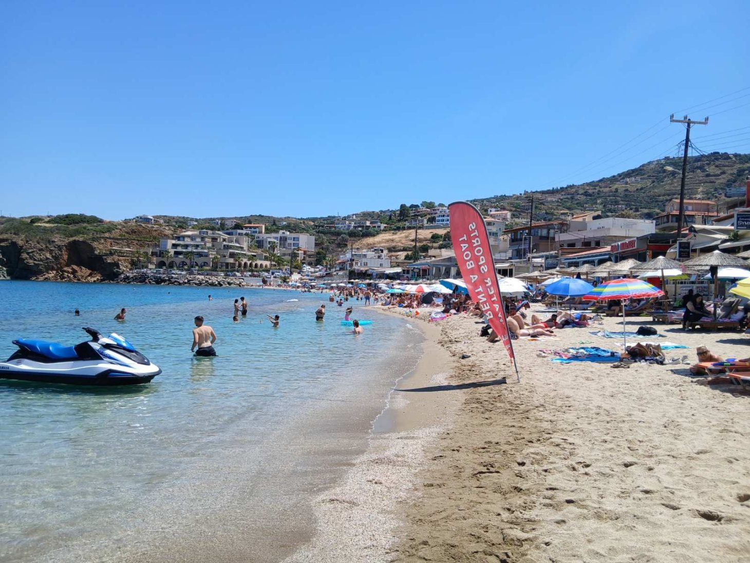 «Πατείς με, πατώ σε» οι παραλίες του Ηρακλείου από όσους αναζητούν ανάσες δροσιάς – Βίντεο και φωτογραφίες