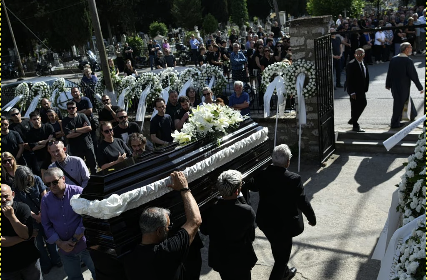 Συγκίνηση στην κηδεία του Μάριου Οικονόμου στα Ιωάννινα