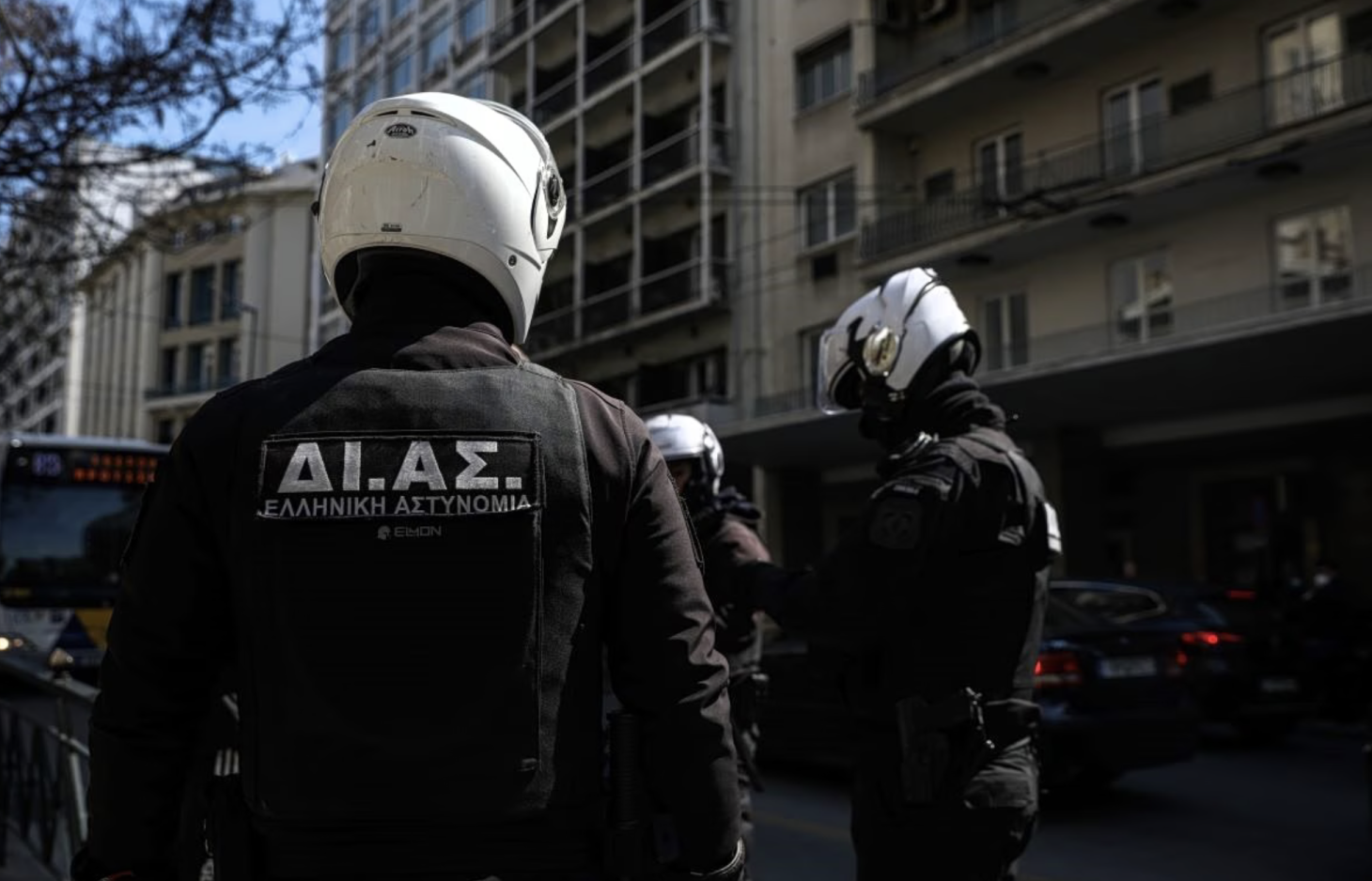 Πετράλωνα: Συνελήφθη 52χρονος που έδειχνε τα γεννητικά του όργανα σε περαστικούς – Εμφανίζεται ως κληρικός στα social media