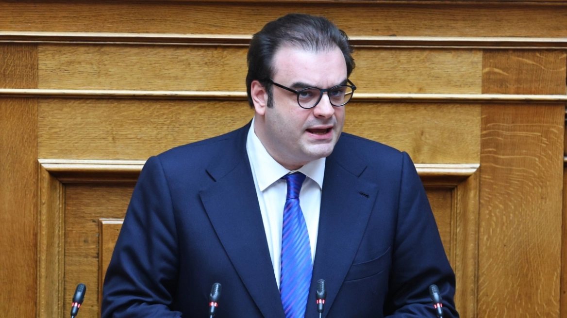 Πιερρακάκης κατά αντιπολίτευσης για τα κόκκινα δάνεια: «Αποκρύψατε ότι το 70% όσων έχασαν τη ρύθμιση δεν είχε πληρώσει ούτε μία δόση»