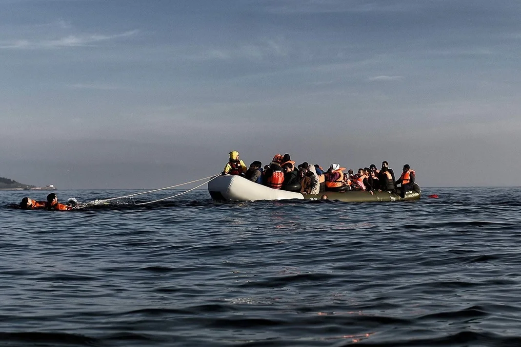 Συνεχίζονται οι αφίξεις μεταναστών νότια της Κρήτης – Πάνω από 140 άτομα σε λίγες ώρες, συλλήψεις διακινητών