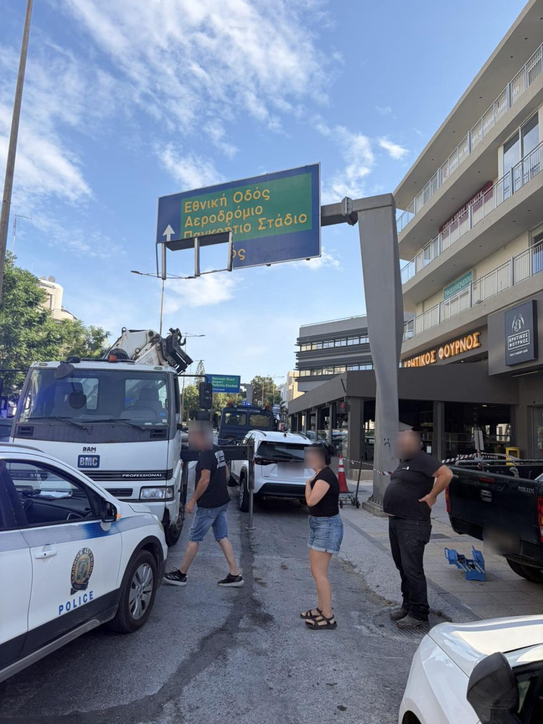 Ζημιές σε φωτεινό σηματοδότη και πινακίδα στη Λεωφόρο Δημοκρατίας από απορριμματοφόρο με γερανό