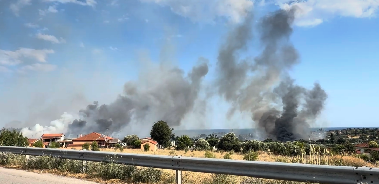 Φωτιά στη Νέα Καλλικράτεια Χαλκιδικής: Ζημιές σε σπίτια και απεγκλωβισμοί – Ήχησε 112 για εκκένωση – Βίντεο