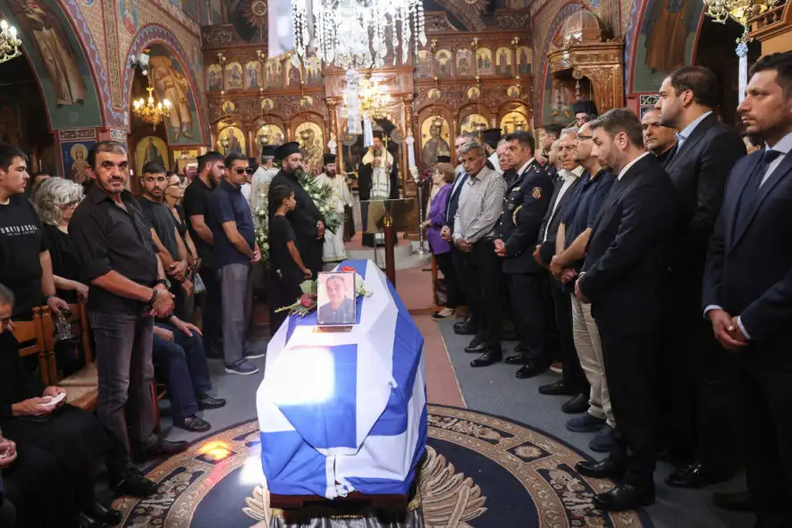 Θρήνος στο τελευταίο αντίο στον Πυροσβέστη Μανώλη Στρατιδάκη στο Γερακάρι