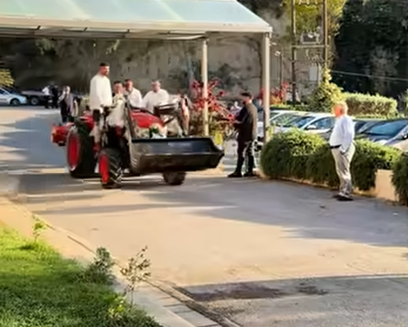 Hράκλειο: Ο γαμπρός πήγε στην εκκλησία με τρακτέρ! Δείτε το βίντεο!