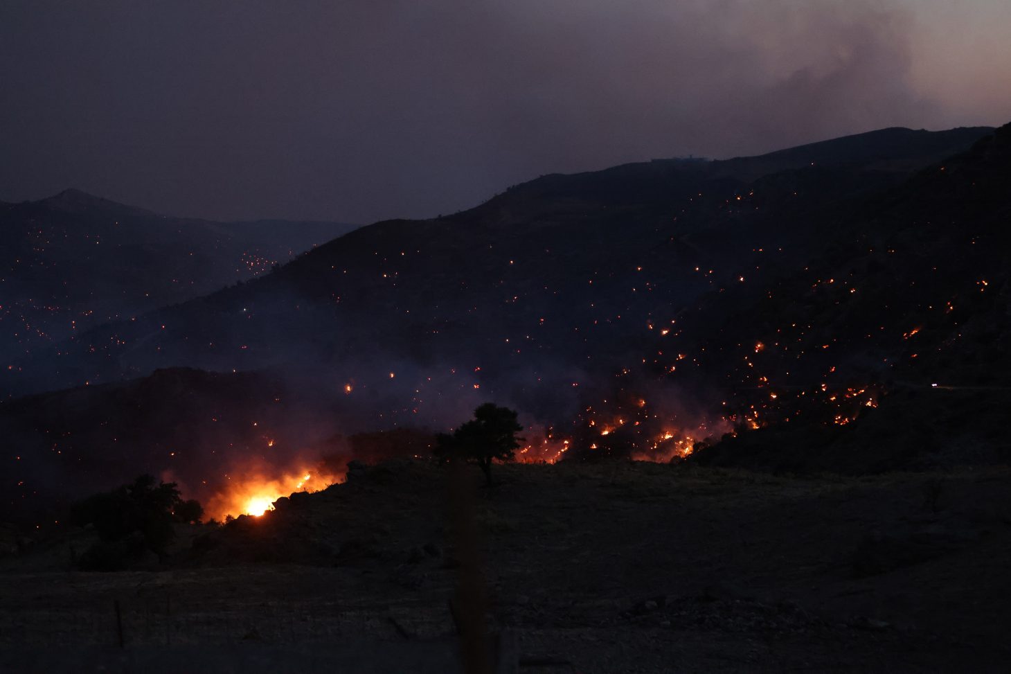 Φωτιά Ρέθυμνο: Εκκενώσεις χωριών, απεγκλωβισμοί δια θαλάσσης και βαθιά οδύνη για την τραγική απώλεια των πυροσβεστών – Βίντεο και φωτογραφίες