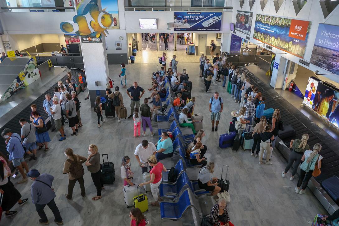 Κρήτη: «Βουλιάζει» από επισκέπτες το αεροδρόμιο Ηρακλείου – Έως και 400 πτήσεις σε ένα 24ωρο
