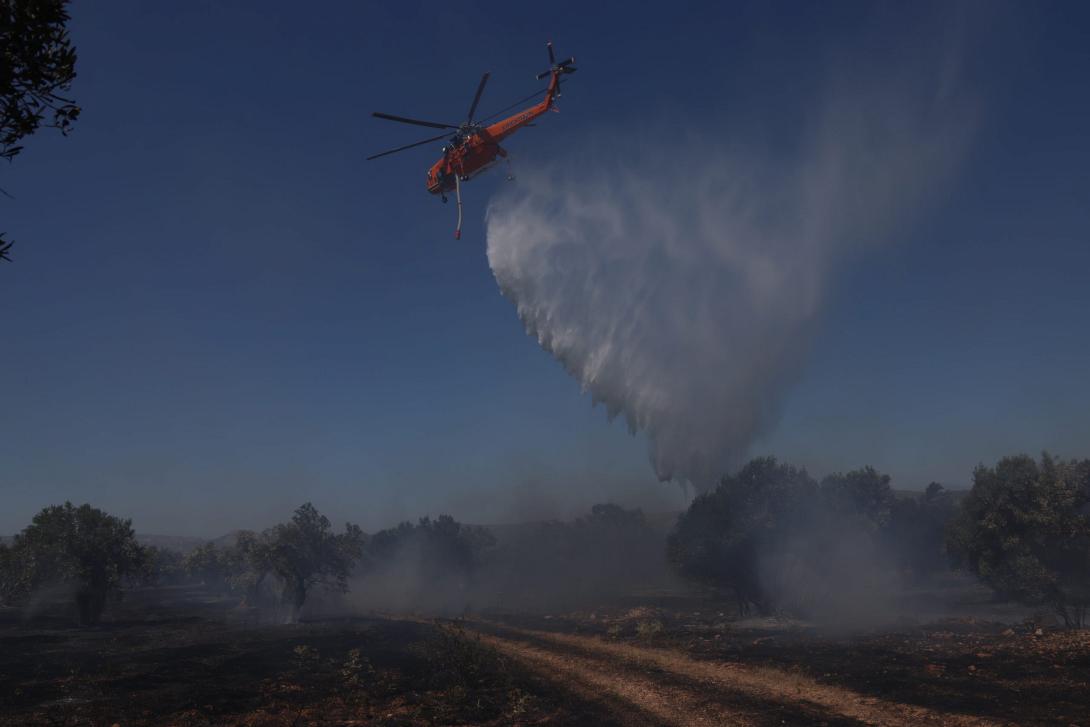 Ηράκλειο: Σε ύφεση και οριοθετημένη η φωτιά στα Φαβριανά – Συνεχίζουν τις επιχειρήσεις οι πυροσβεστικές δυνάμεις