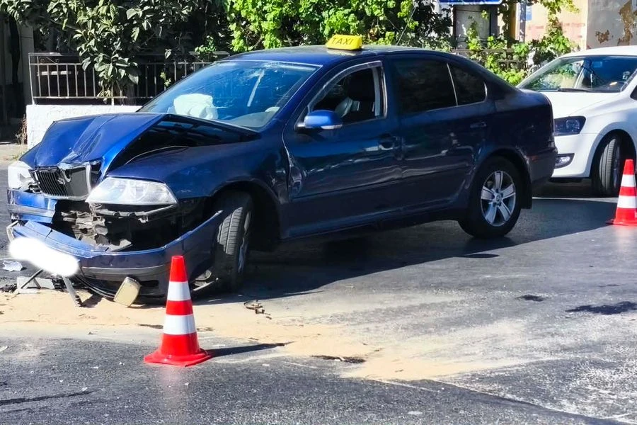 Σοβαρό τροχαίο στα Χανιά – Σύγκρουση ταξί με Ι.Χ. – Στο νοσοκομείο ένας οδηγός