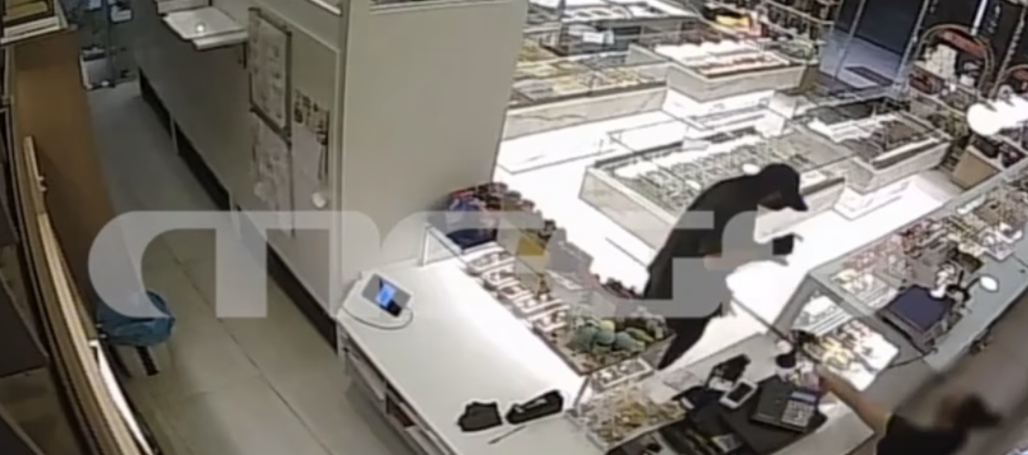 Νίκαια: Σοκαριστικό βίντεο από ληστεία σε ζαχαροπλαστείο – Υπάλληλος κυνήγησε τον δράστη με σφουγγαρίστρα