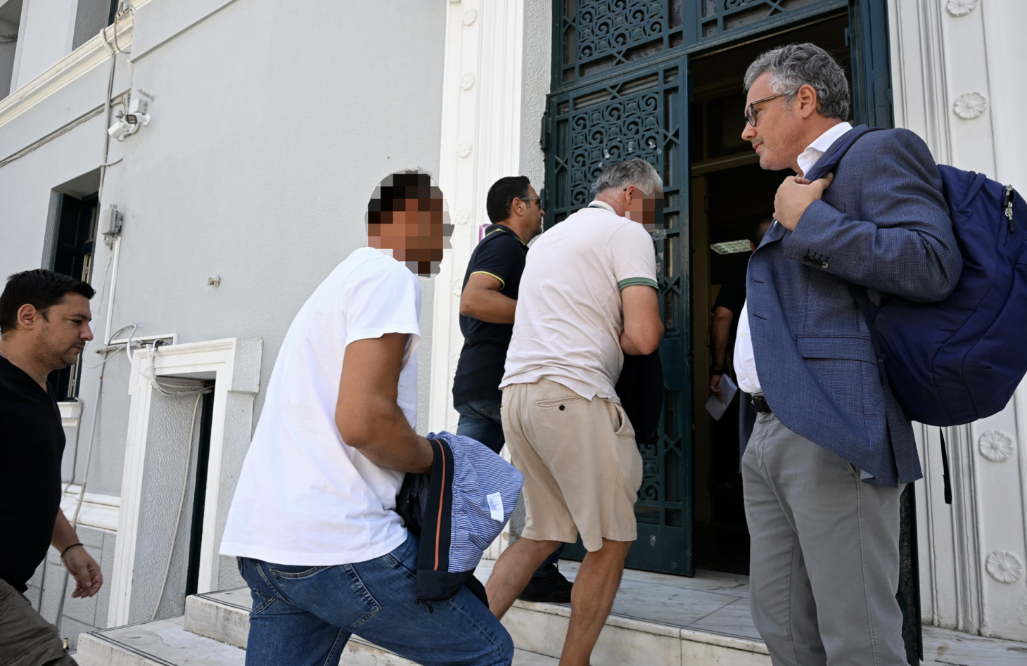 Κόρινθος: Νέο βίντεο ντοκουμέντο από το εσωτερικό του εργοστασίου – Πήραν προθεσμία οι συλληφθέντες
