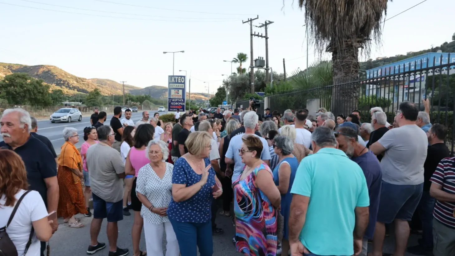 Συμβολικός αποκλεισμός στον δρόμο Ηρακλείου – Μοιρών από κατοίκους των Αθανάτων