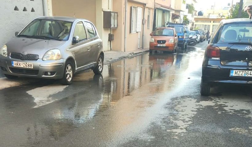 Ηράκλειο: Νερό αναβλύζει εδώ και δύο ημέρες η άσφαλτος στην οδό Τσόντου Βάρδα στο Δειλινά