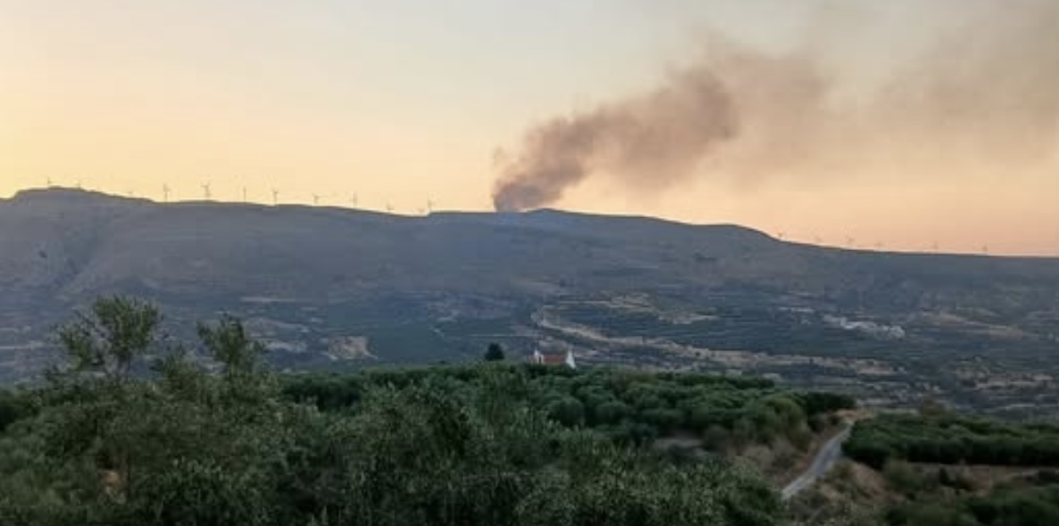 Σητεία: Πυρκαγιά στα Αχλάδια – Ισχυρές δυνάμεις της Πυροσβεστικής στο σημείο