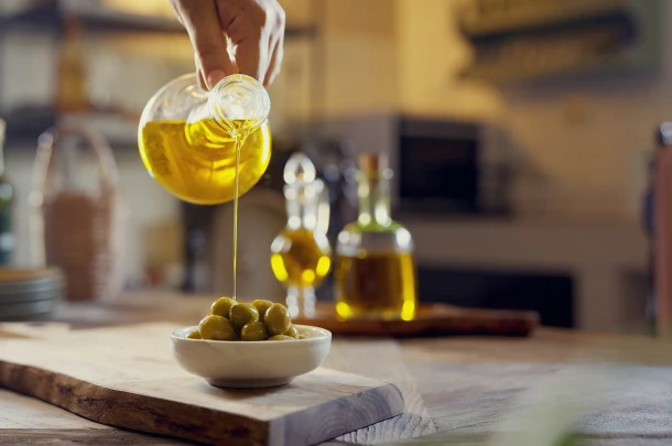 Η Εκκλησία της Κρήτης στο πλευρό των πυρόπληκτων – Συλλογή ελαιολάδου από Μονές και Ενορίες