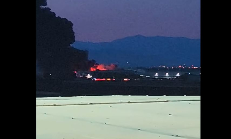 Μεγάλη φωτιά σε εργοστάσιο πλαστικών στη Λάρισα – Μήνυμα από το 112 για τους καπνούς