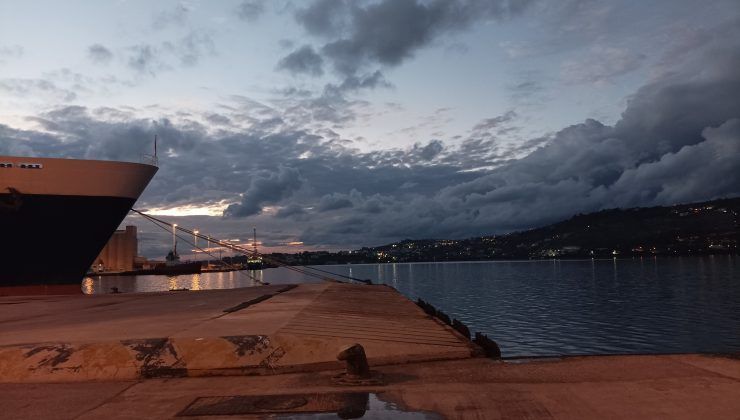 Χανιά: Φωτιά σε φορτηγό μέσα στο γκαράζ πλοίου κατά τη φόρτωση
