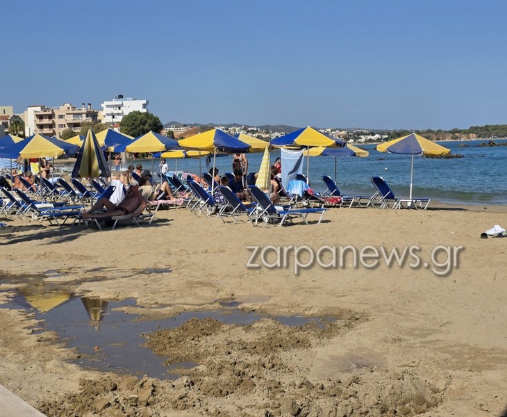 Μολύνθηκε η παραλία στη Νέα Χώρα από λύματα – Βουτούν παρά την απαγόρευση, συνελήφθη υπεύθυνη της ΔΕΥΑΧ