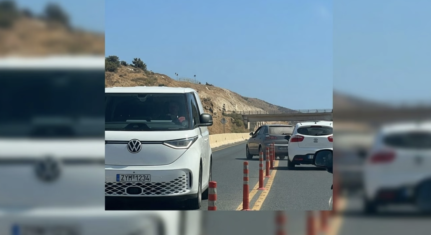 Κρήτη: Οδηγός σπάει τα κολωνάκια και περνάει στο αντίθετο ρεύμα για να κάνει προσπέραση στον ΒΟΑΚ – Σοκαριστικό βίντεο