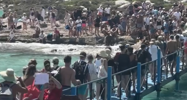 Χανιά: «Πλημμύρισε» από κόσμο ο Μπάλος – Ατελείωτη ουρά επισκεπτών στην προβλήτα