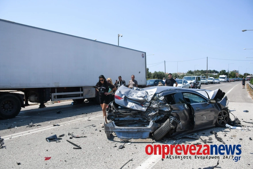 Σοβαρό τροχαίο στην Πρέβεζα: Φορτηγό συγκρούστηκε με τρία ΙΧ – Οκτώ τραυματίες, μεταξύ των οποίων και παιδιά