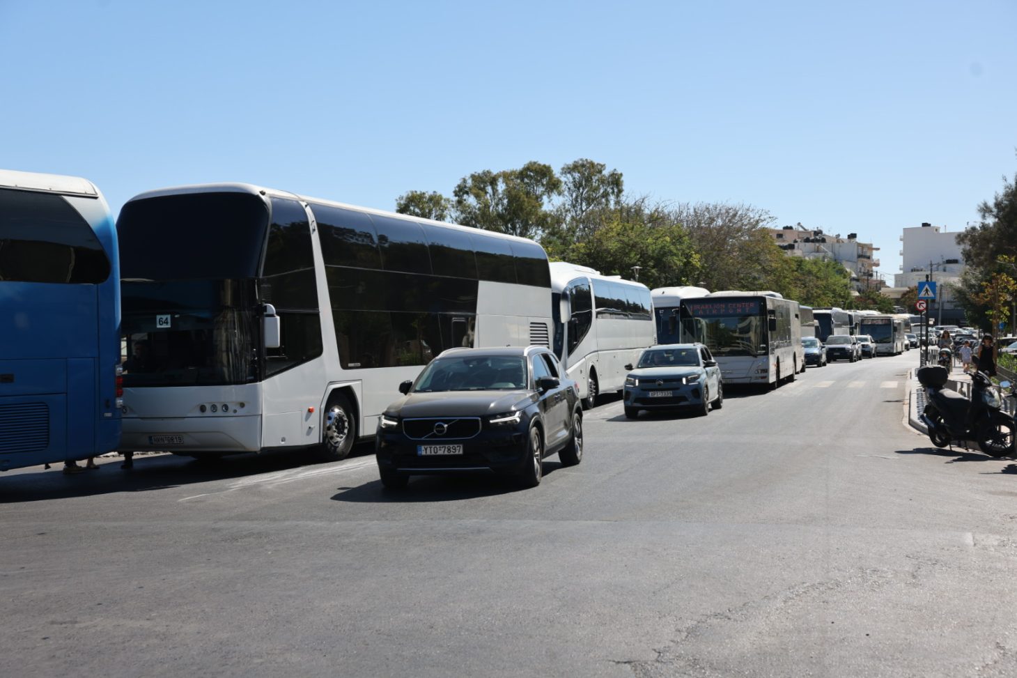 Διαμαρτυρία με πορεία τουριστικών λεωφορείων προς το αεροδρόμιο Ηρακλείου – Τι ζητούν (φωτογραφίες)