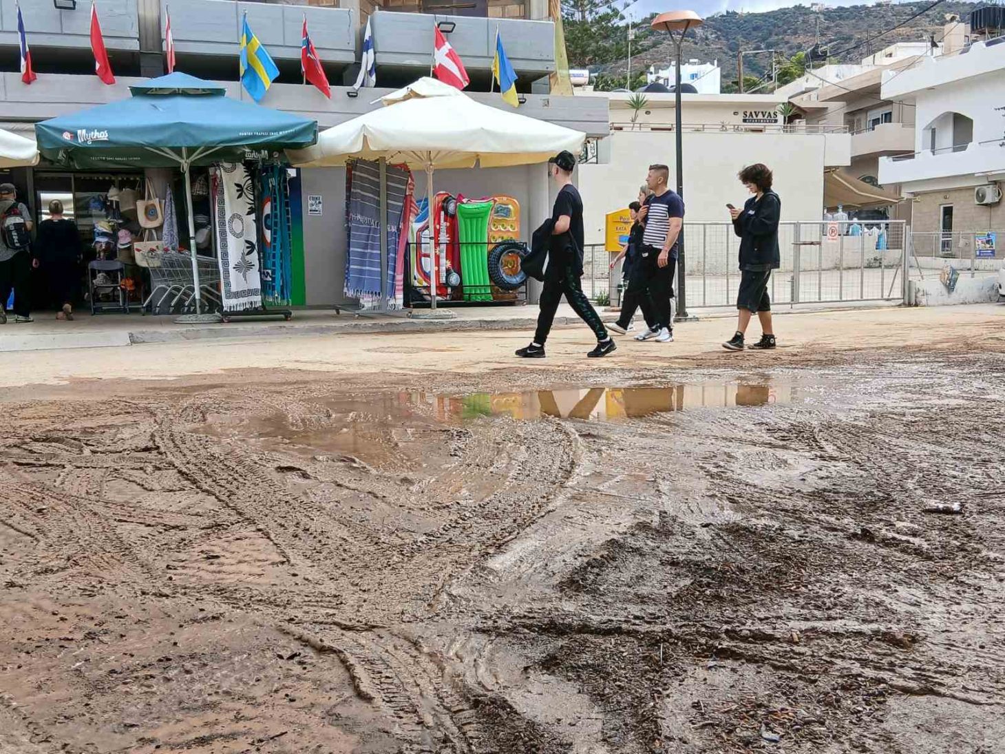 Αγία Πελαγία: Λάσπη γέμισε ο κεντρικός δρόμος μετά από ισχυρή νεροποντή – Έκκληση των επαγγελματιών για καθαρισμό – Φωτογραφίες