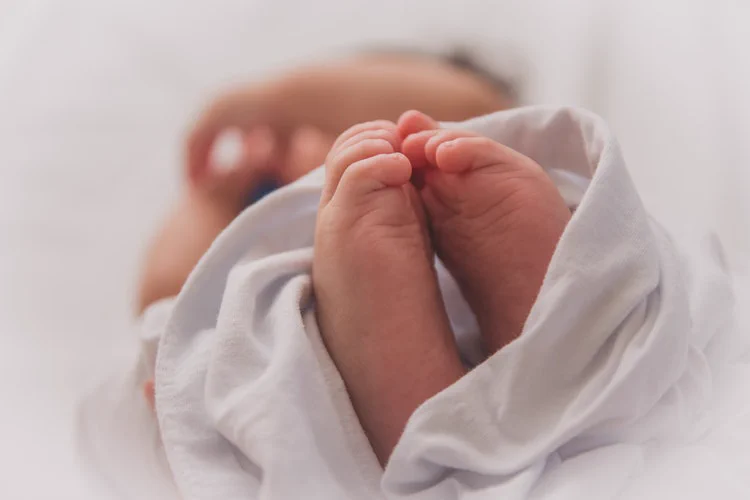 Κρίσιμες ώρες για βρέφος 17 ημερών στο Βενιζέλειο – Συνελήφθη η 18χρονη μητέρα