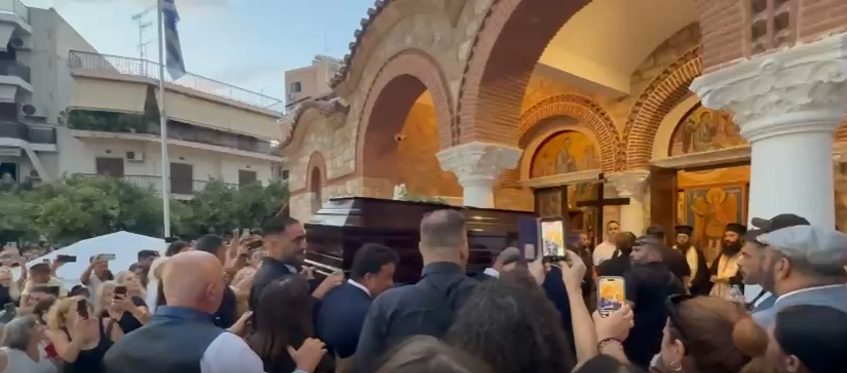 Mε τραγούδια και δάκρυα αποχαιρετούν το Γιώργο Μαζωνάκη – Πλήθος κόσμου στο ναό για τη λαϊκή αγρυπνία – Δείτε βίντεο, φωτογραφίες  και live