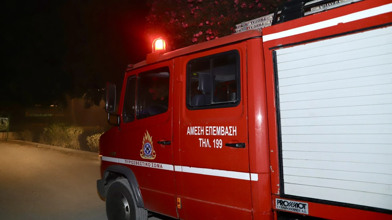 Υπό έλεγχο η φωτιά σε εργοστάσιο χημικών στην Αυλίδα – Απεγκλωβίστηκε εγκαίρως ένα άτομο