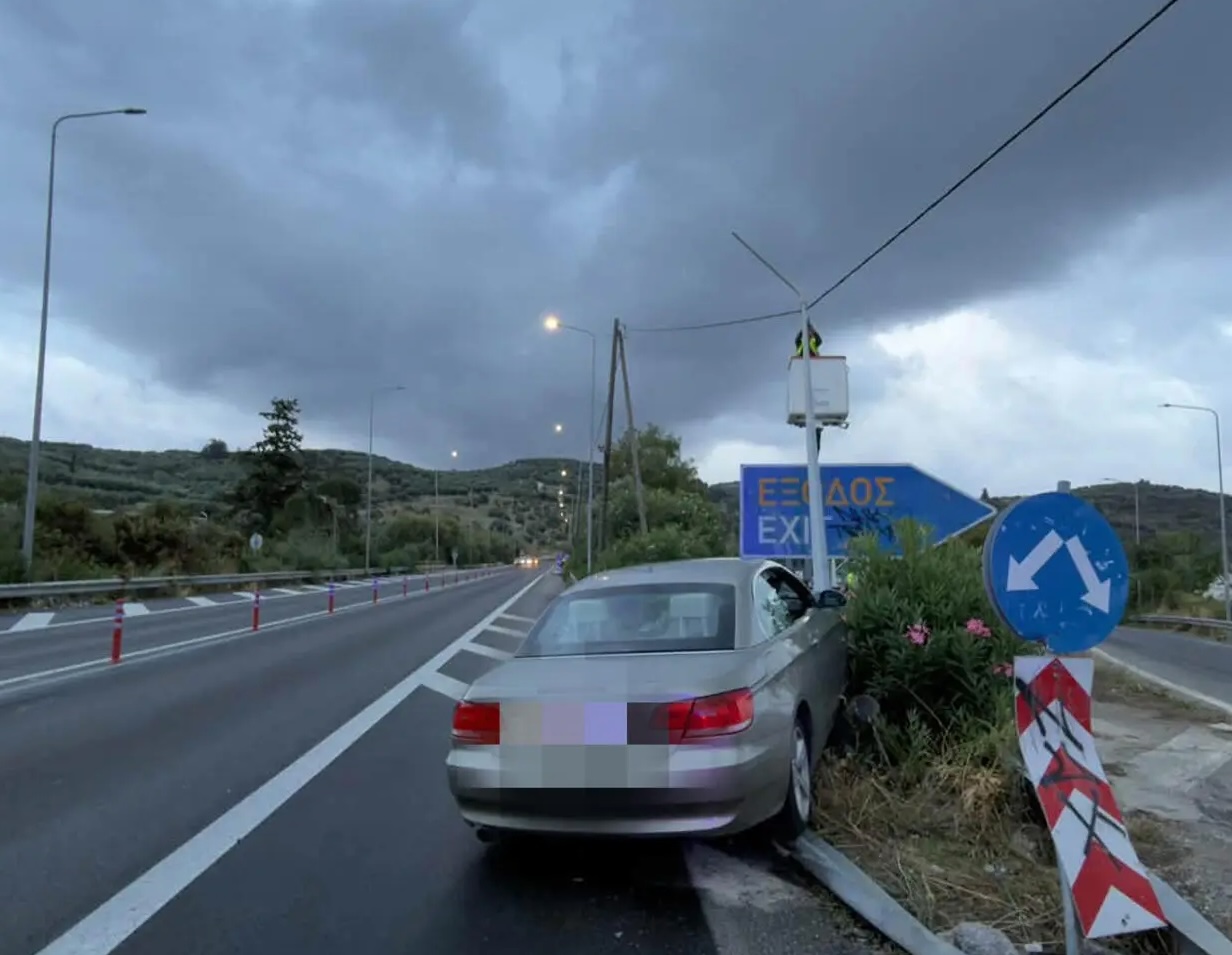 Χανιά: Εκτροπή αυτοκινήτου μετά από σκασμένο ελαστικό – Σύγκρουση με κολώνα στον κόμβο Καλυβών