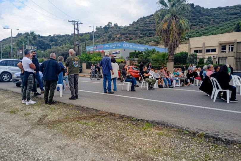 Αθάνατοι: Πέτρες σε λεωφορείο που μετέφερε μετανάστες – Έσπασαν τζάμια